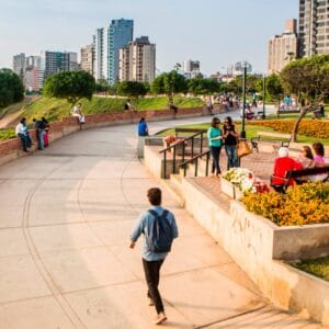 Tour panorámico en E-scooter Miraflores explora la costa de Lima en dos ruedas